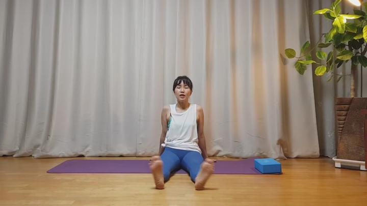 시니어요가 - 하체강화 동작1 비디오 썸네일 이미지