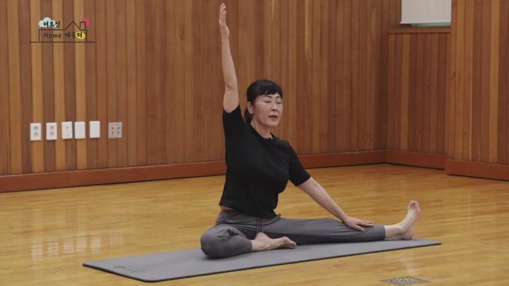 [시니어 요가] 33회. 몸의 긴장을 풀어주는 맨몸 스트레칭 45분 비디오 썸네일 이미지