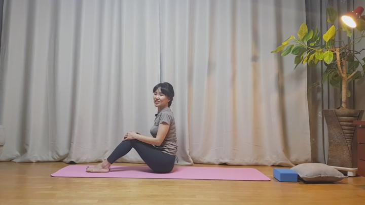 중년.시니어 요가 - 전신 골고루 요가 비디오 썸네일 이미지