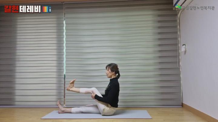 시니어남성요가 04강 - 면역력 향상 및 무릎주변 스트레칭 비디오 썸네일 이미지