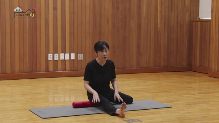 [시니어 요가] 32회. 온 몸이 결리고 찌뿌둥할 땐 건강봉 스트레칭 ! 45분 비디오 썸네일 이미지