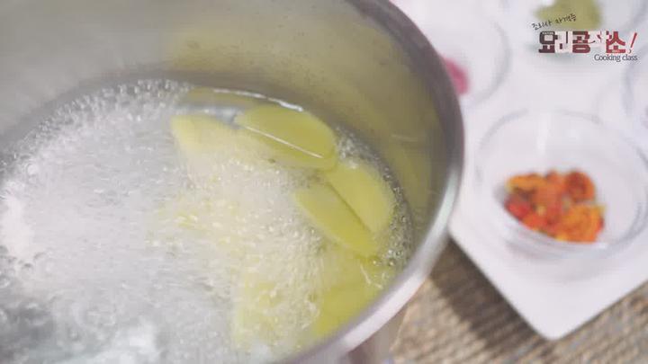 [SUB]선물용으로 딱 한국 전통과자 &#039;타래과&#039; 만들기 비디오 썸네일 이미지