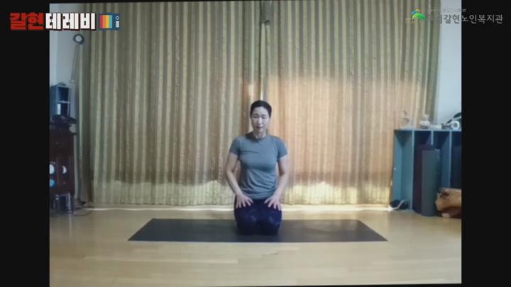 시니어남성요가 27강 - 허벅지 근육 풀어주기 비디오 썸네일 이미지