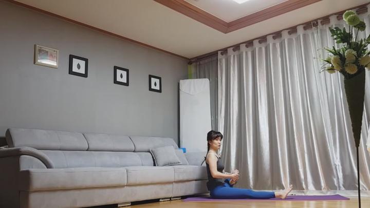 시니어 전신요가 2강_힘 100프로(편안한 요가를 원하시는 분들도 함께 하세요) 비디오 썸네일 이미지