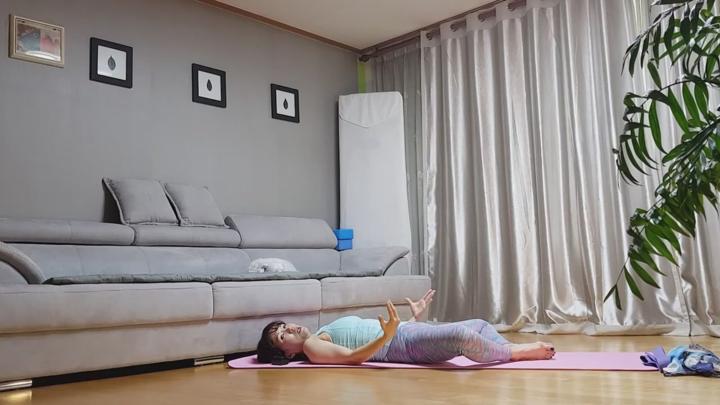 허리통증을 완화시켜주는 요가 비디오 썸네일 이미지