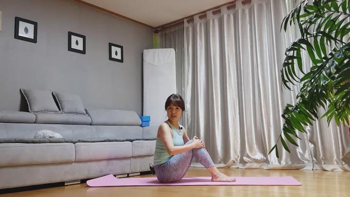 시니어 전신요가 7강_굳은 몸을 풀어요 비디오 썸네일 이미지