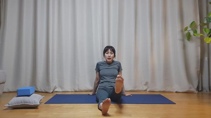 시니어요가 - 골반이완,균형 맞추는 동작 비디오 썸네일 이미지