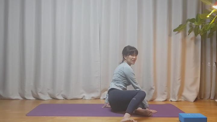 중년.시니어 요가 - 허리통증완화요가 비디오 썸네일 이미지