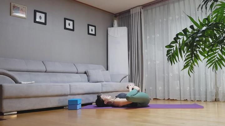 박쥐자세(옆으로 다리찢기,우피바쉬타코나아사나) 비디오 썸네일 이미지