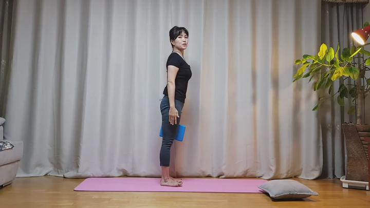 스쿼트(의자자세) 90개 도전해요! 비디오 썸네일 이미지