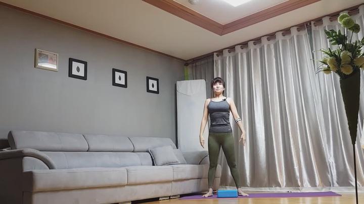 중년시니어 발란스 잡아 쉬운 나무자세까지 비디오 썸네일 이미지