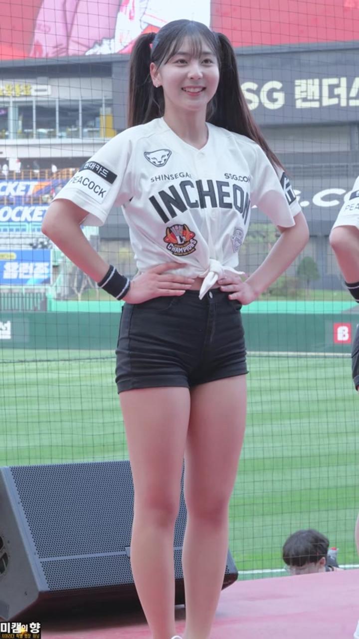 230416 치어리더 이주희, 목나경 직캠 비디오 썸네일 이미지