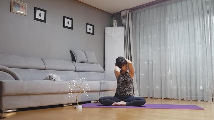 에너지를 충전시키며 온 전신을 시원하게 늘리기 비디오 썸네일 이미지