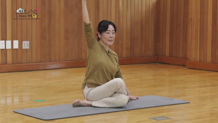 [시니어 요가] 25회.림프 순환을 돕는 쭉쭉 뻗는 스트레칭 비디오 썸네일 이미지