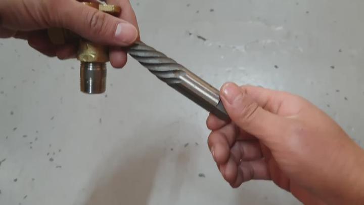 [제품설명][DIY셀프인테리어] 수도꼭지가 부러졌을때 쉽게 교체하는방법 비디오 썸네일 이미지