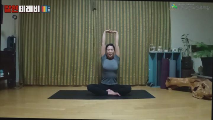 시니어요가 - 아침에 일어나서 몸이 뻐근할때 풀어주는 동작 비디오 썸네일 이미지