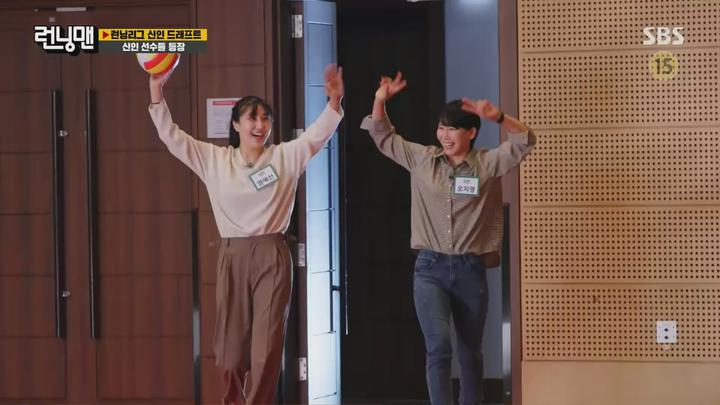 [SBS] 런닝맨 (여자배구 - 김연경,이소영).E572.210926.1080p 비디오 썸네일 이미지