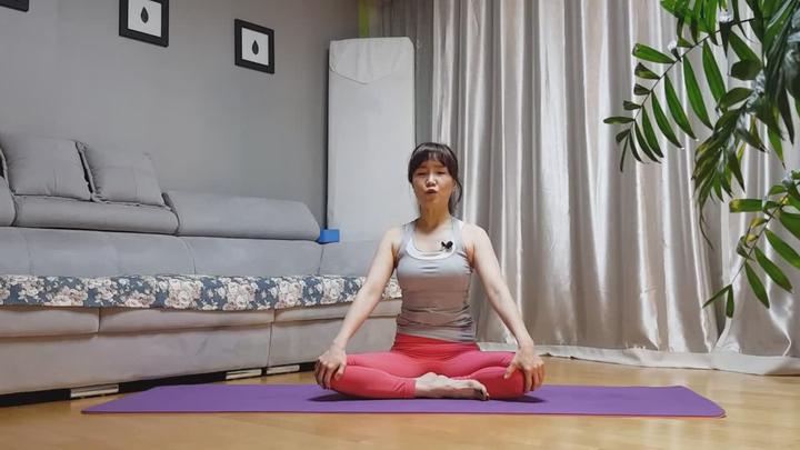 시니어 전신요가 6강_(복부탄탄, 쉬운 쟁기자세와 물고기자세까지) 비디오 썸네일 이미지