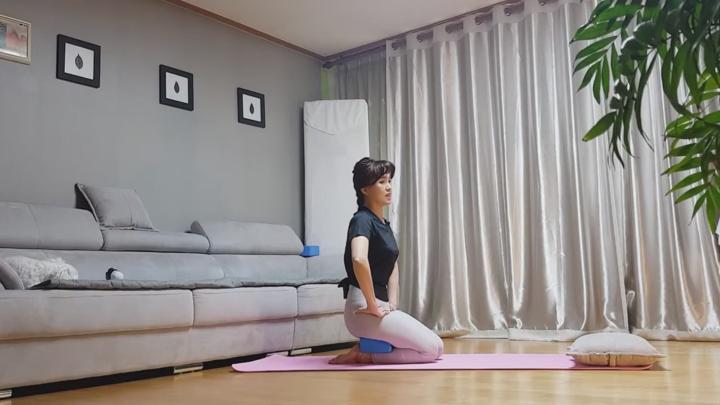 시니어요가 - 짧은 시간에 전신사용요가 비디오 썸네일 이미지