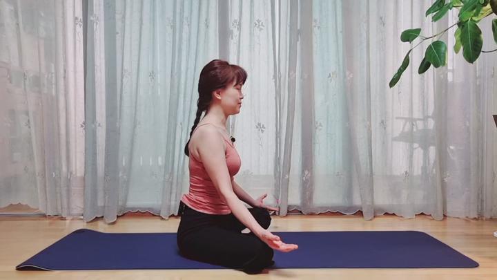 뻑적지근한 하고 찌뿌등한 몸상태일 때 꼭 필요한 요가 비디오 썸네일 이미지