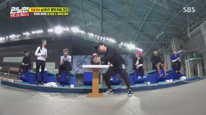 런닝맨.E533.연령고지영상제작2탄 파이널레이스, 2대 주인공 쟁탈전.180520.1080p-NEXT 비디오 썸네일 이미지