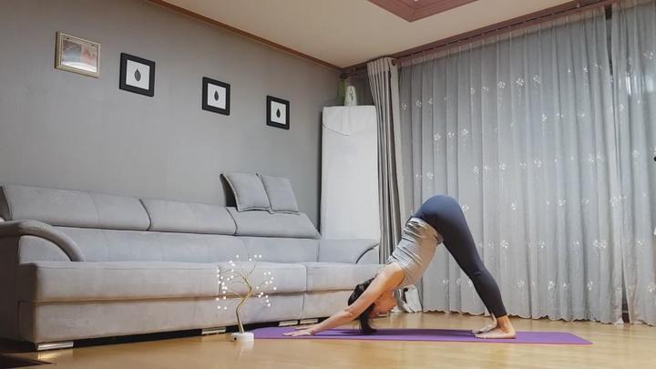 유연성과 근력, 코어의 힘을 키울 수 있는 요가수련 비디오 썸네일 이미지