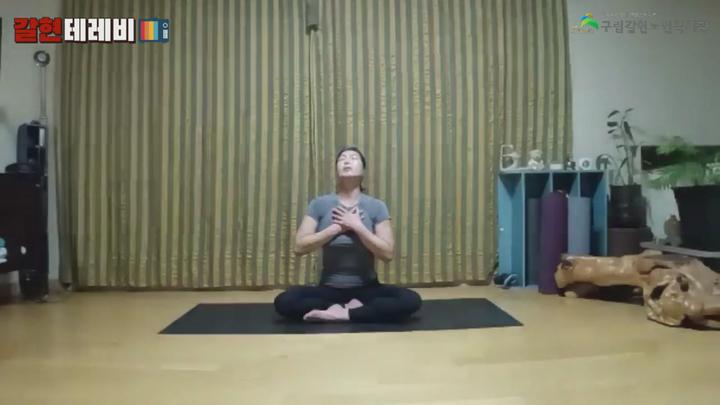 시니어남성요가 30강 - 목과 어깨를 가볍게 해주는 동작 비디오 썸네일 이미지
